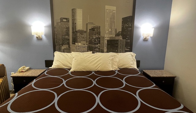 Super 8 by Wyndham Cleveland TX
