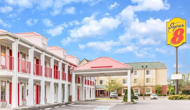 Super 8 by Wyndham Clinton