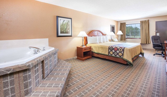 Super 8 by Wyndham Clinton