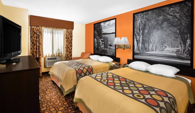 Super 8 by Wyndham Clive IA