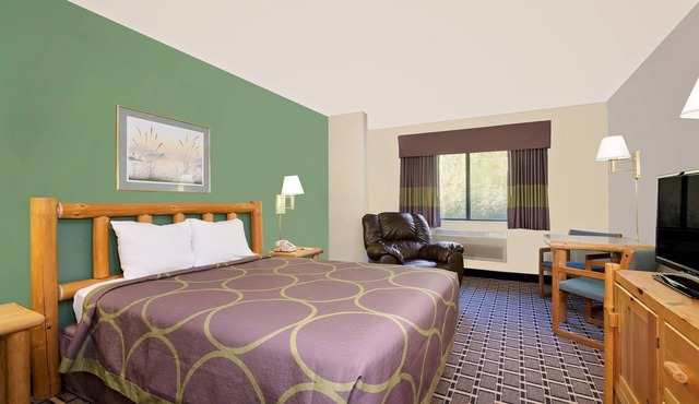 Super 8 by Wyndham Cloquet