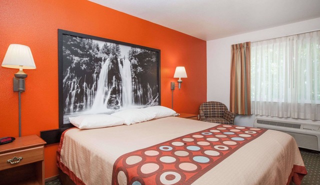 Super 8 by Wyndham Cloverdale Wine Country