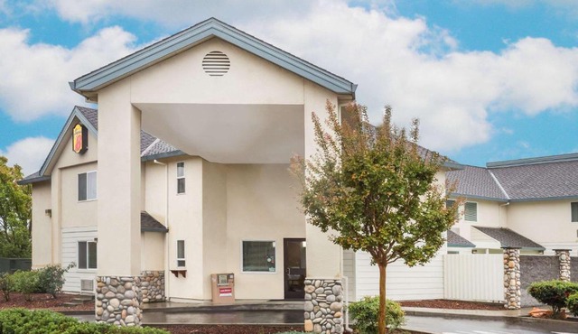 Super 8 by Wyndham Cloverdale Wine Country