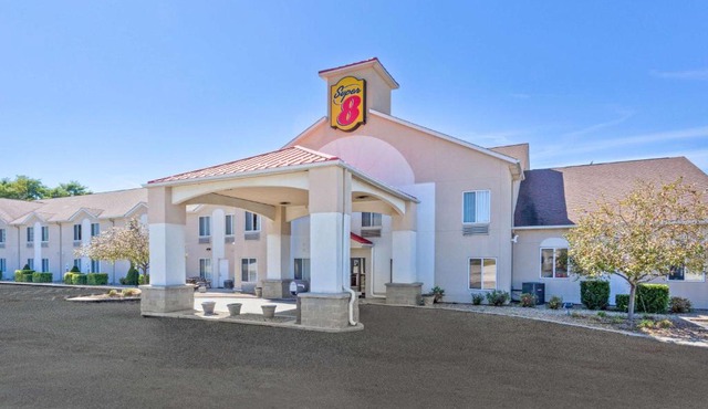 Super 8 by Wyndham Cloverdale IN