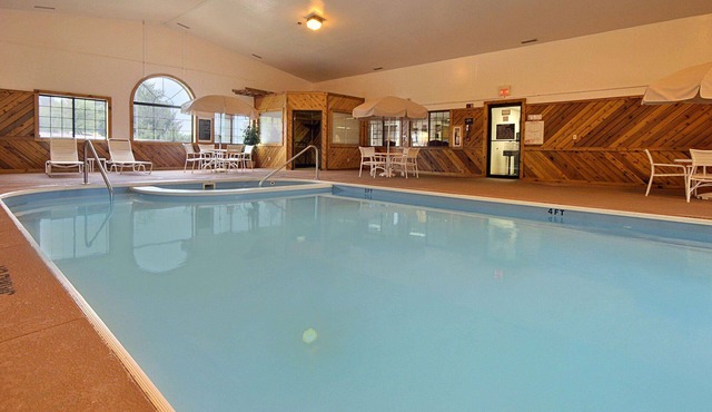 Super 8 by Wyndham Coshocton Roscoe Village