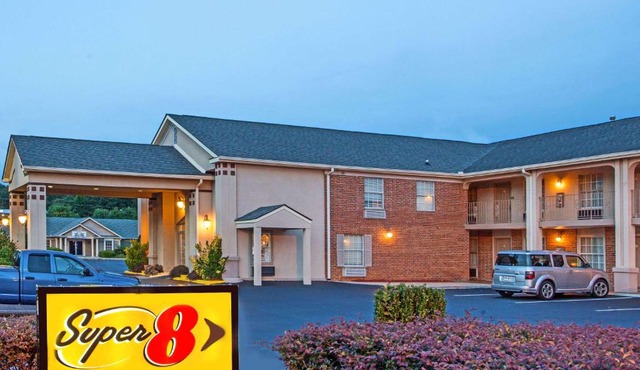 Super 8 by Wyndham Covington