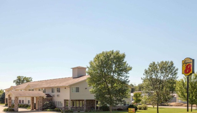 Super 8 by Wyndham Cresco IA
