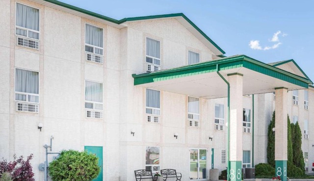 Super 8 by Wyndham Dauphin