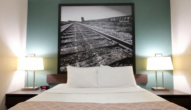 Super 8 by Wyndham Dauphin