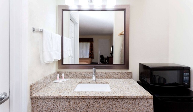 Super 8 by Wyndham Decatur/Dntn/Atlanta Area