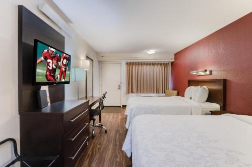 Super 8 by Wyndham Deerfield - Northbrook