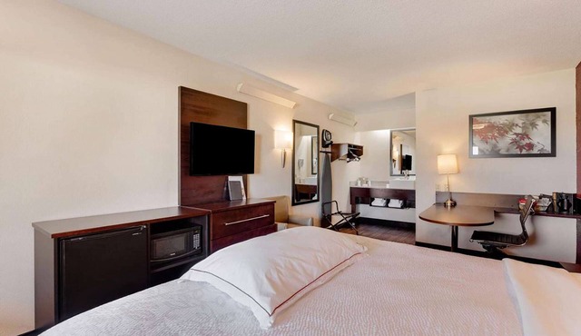 Super 8 by Wyndham Deerfield/Northbrook