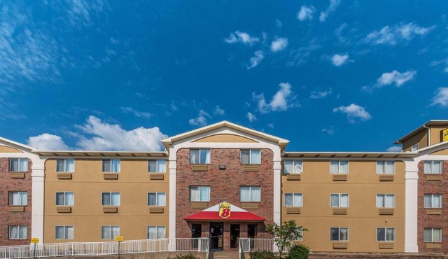 Super 8 by Wyndham Denton