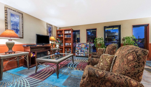 Super 8 by Wyndham Denton