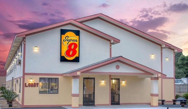 Super 8 by Wyndham Douglas