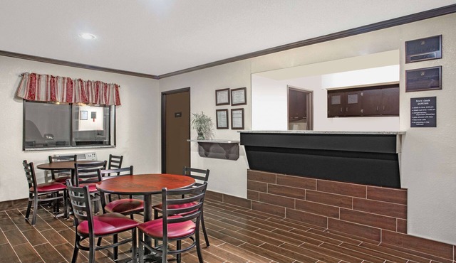 Super 8 by Wyndham Douglas