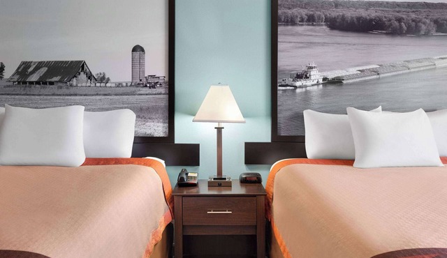 Super 8 by Wyndham Dyersville near Field of Dreams