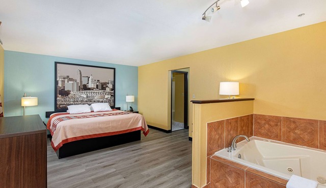 Super 8 by Wyndham Eddyville/Kuttawa