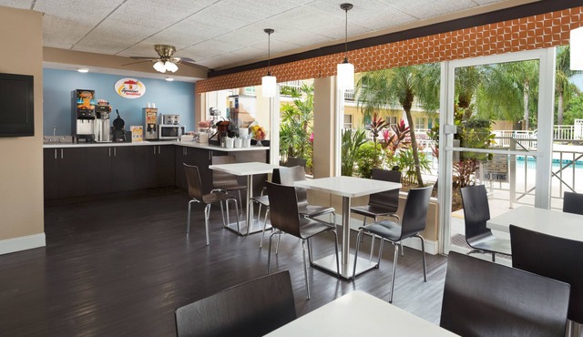 Super 8 by Wyndham Ellenton Bradenton Area