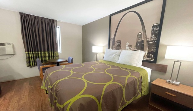 Super 8 by Wyndham Eureka/Six Flags Nearby