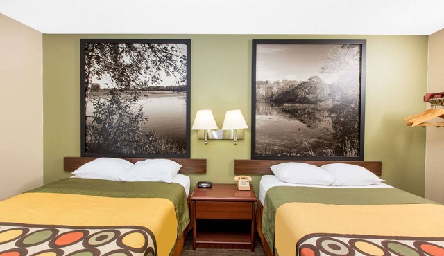 Super 8 by Wyndham Fairmont