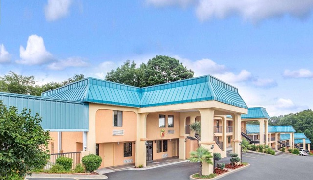 Super 8 by Wyndham Forest Park