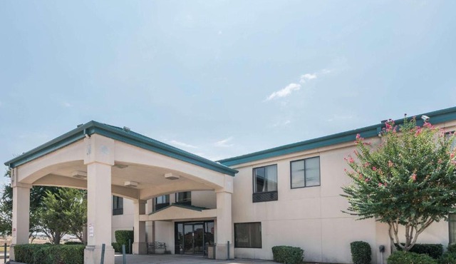 Super 8 by Wyndham Fort Worth Downtown South