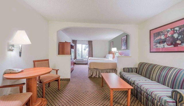 Super 8 by Wyndham Fort Worth Downtown South
