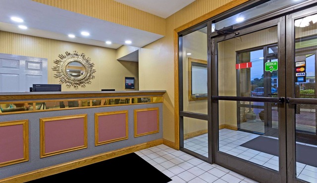 Super 8 by Wyndham Franklin Hwy 31