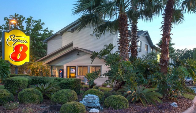 Super 8 by Wyndham Gainesville I-75 Hospital University Area