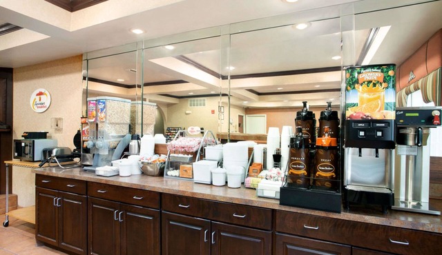 Super 8 by Wyndham Grayville