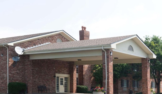 Super 8 by Wyndham Greenfield