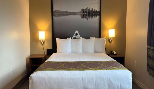 Super 8 by Wyndham Guelph