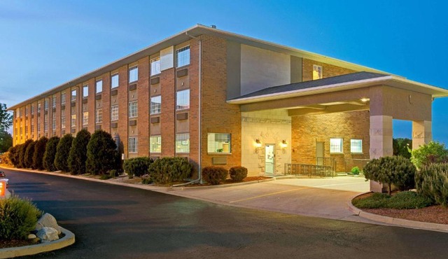 Super 8 by Wyndham Gurnee