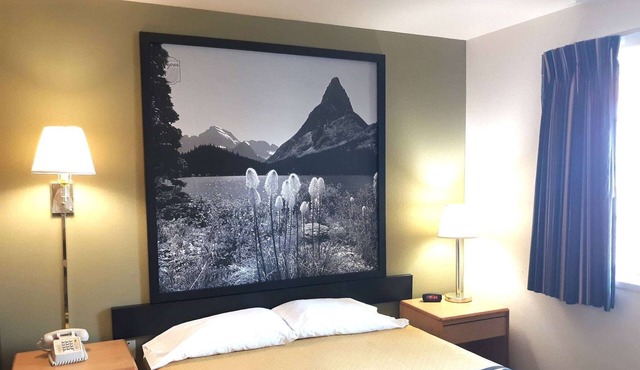 Super 8 by Wyndham Hamilton