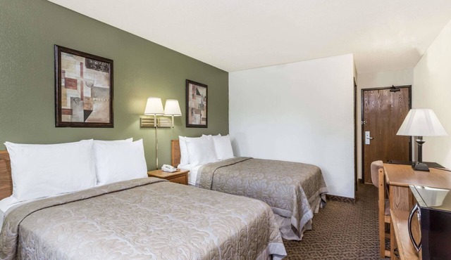 Super 8 by Wyndham Hampton
