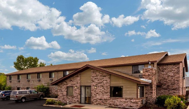 Super 8 by Wyndham Hartford WI