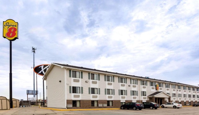 Super 8 by Wyndham Hays KS