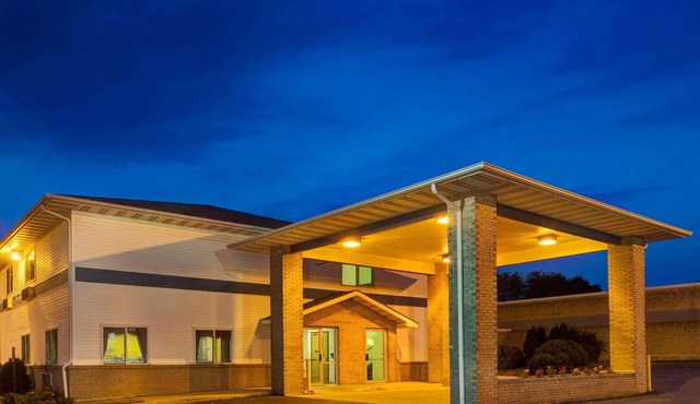 Super 8 by Wyndham Heath/Newark