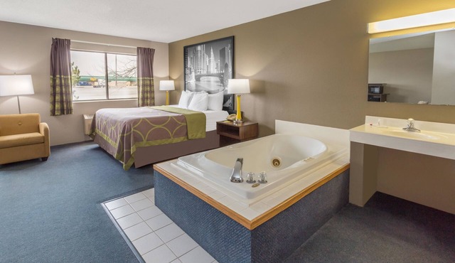 Super 8 by Wyndham Hebron Lowell Area