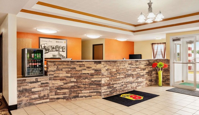 Super 8 by Wyndham Holton