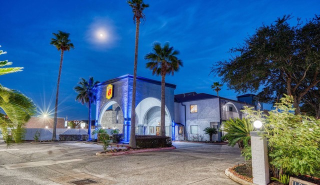 Super 8 by Wyndham Houston/NASA