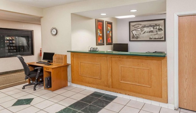 Super 8 by Wyndham Huntington