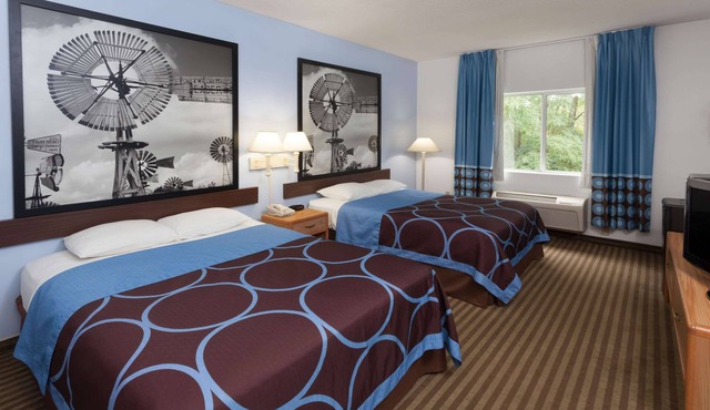 Super 8 by Wyndham Huntington