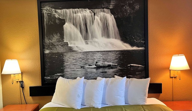 Super 8 by Wyndham Indianapolis/NE/Castleton Area