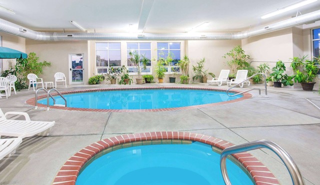 Super 8 by Wyndham Iola KS