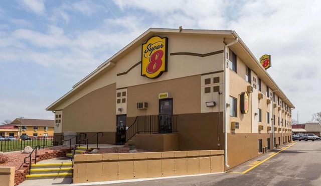 Super 8 by Wyndham Janesville