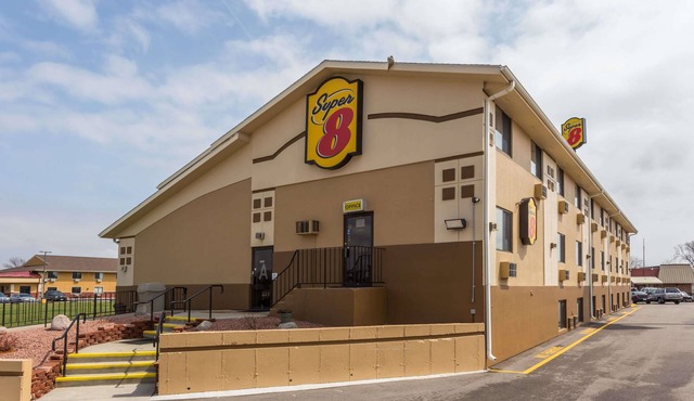 Super 8 by Wyndham Janesville