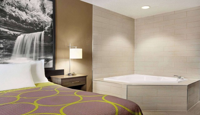 Super 8 by Wyndham Joliet I-55 N/Chicago