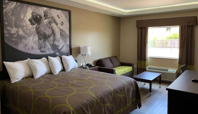 Super 8 by Wyndham Kingwood Houston North